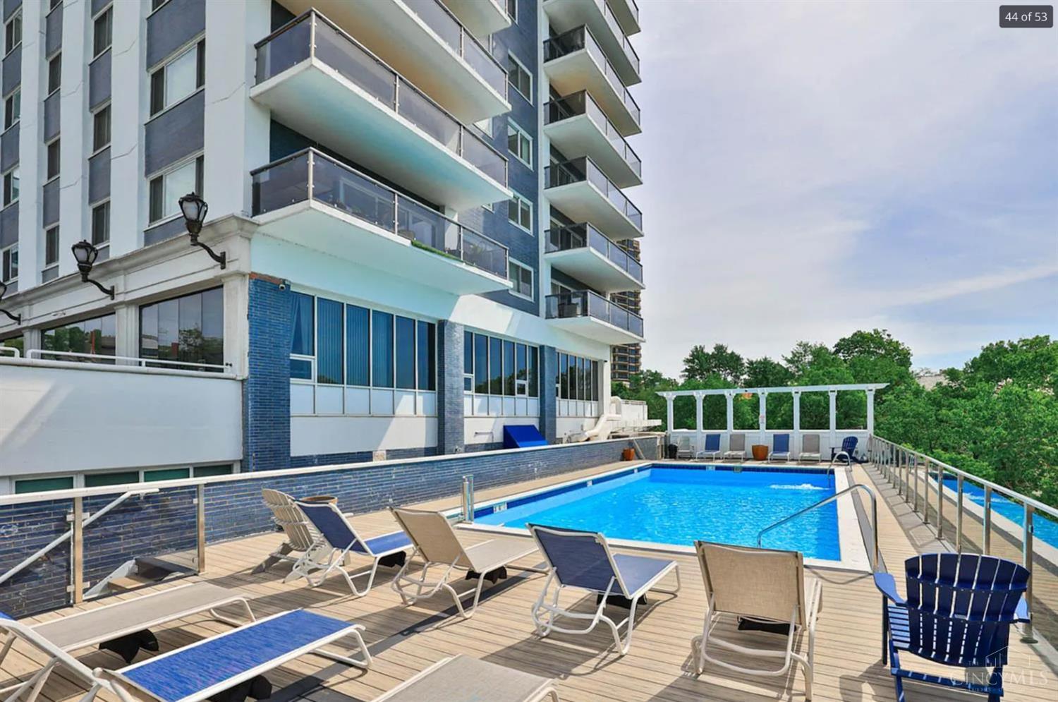 2200 Victory Parkway 806