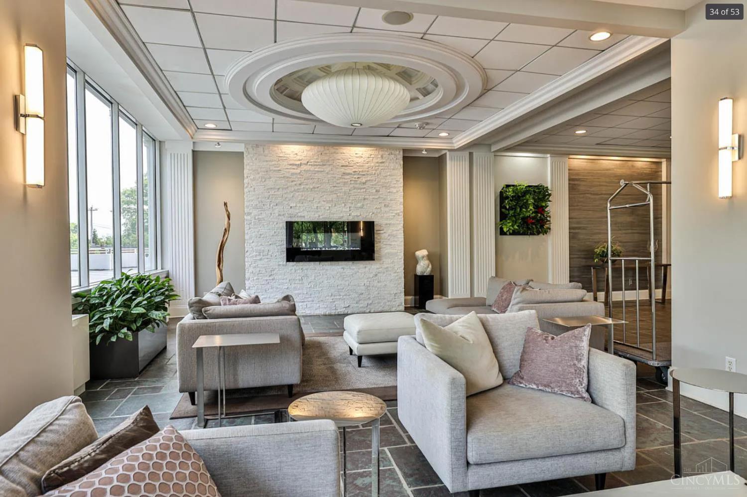 2200 Victory Parkway 806