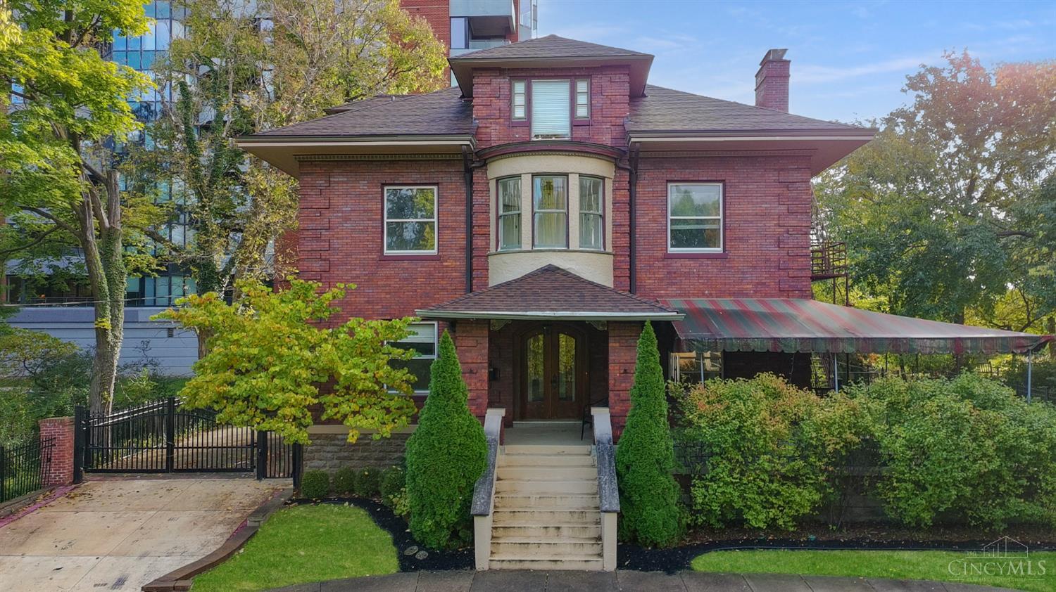 2100 St James Avenue