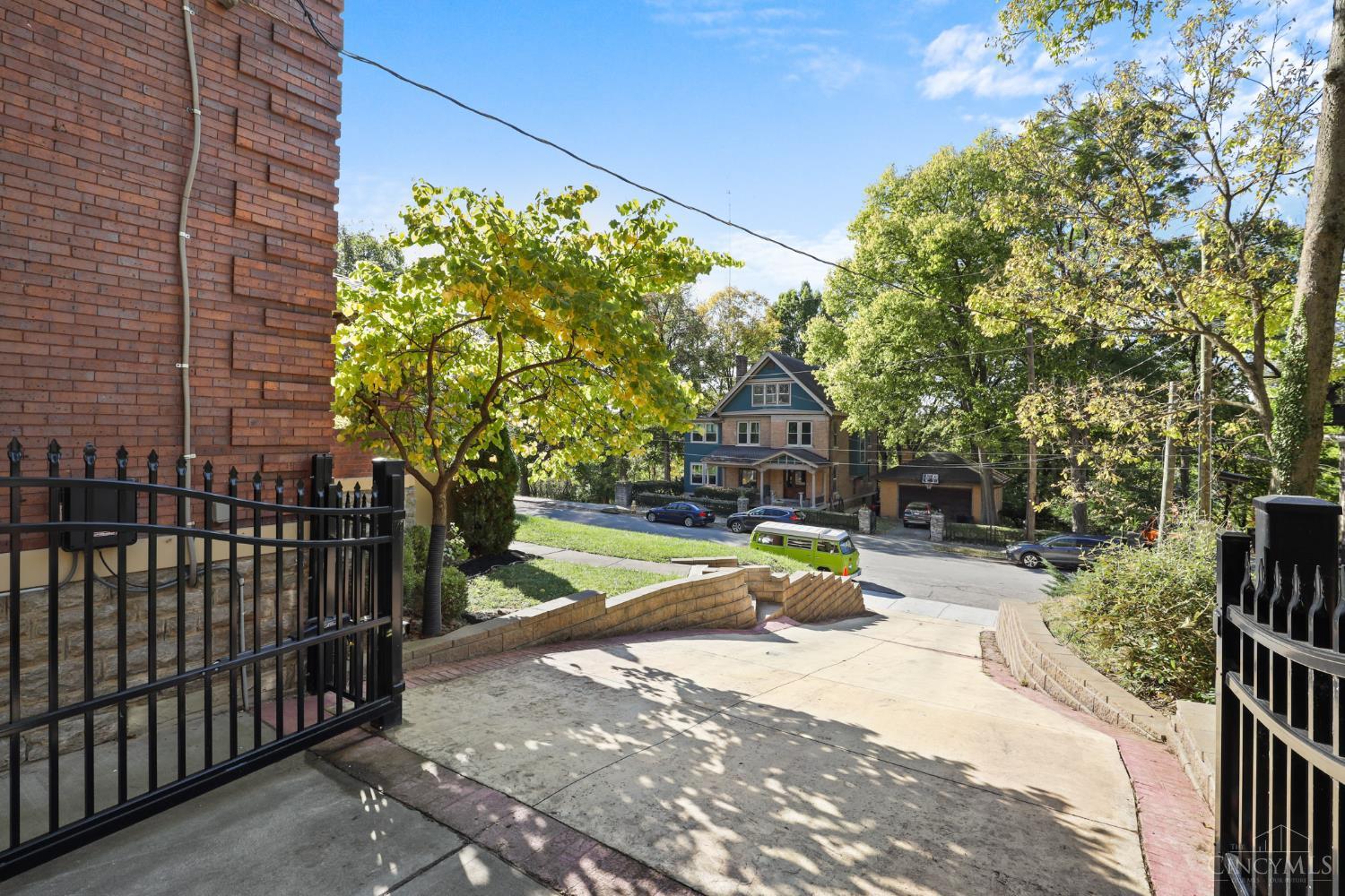 2100 St James Avenue