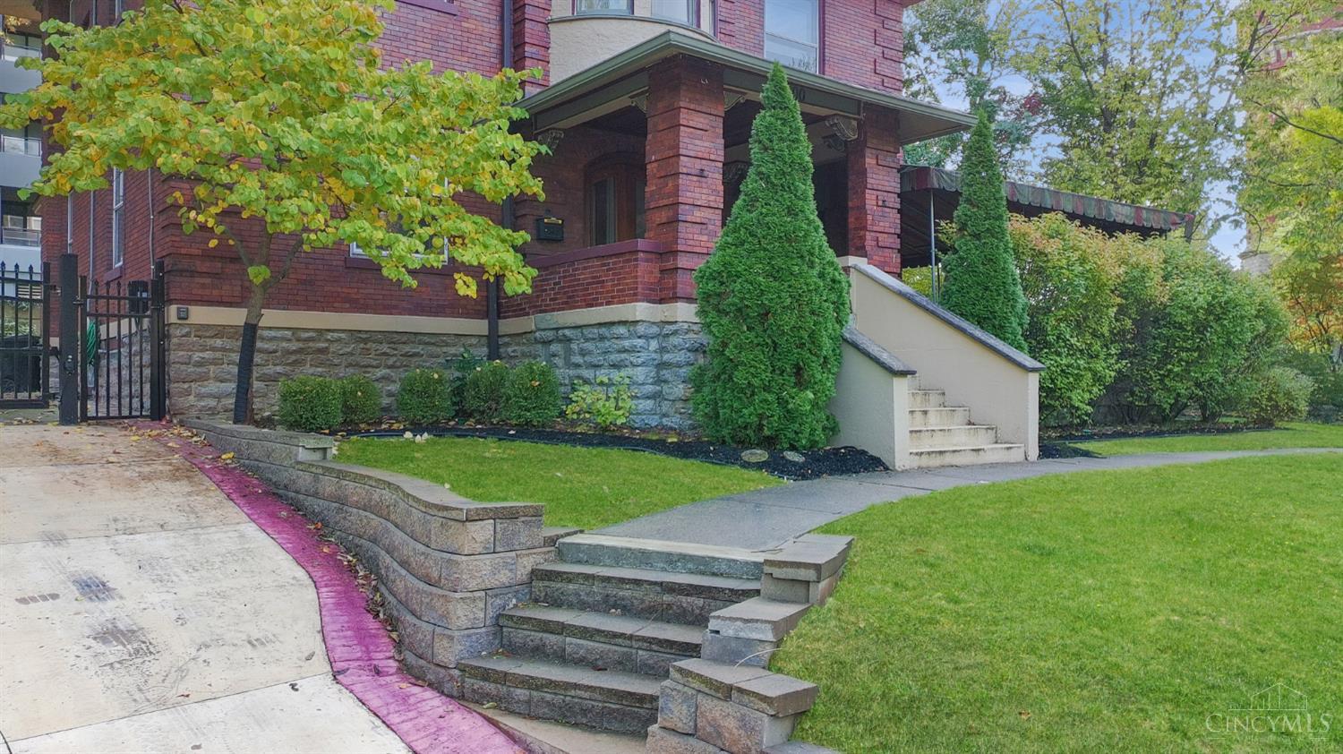 2100 St James Avenue