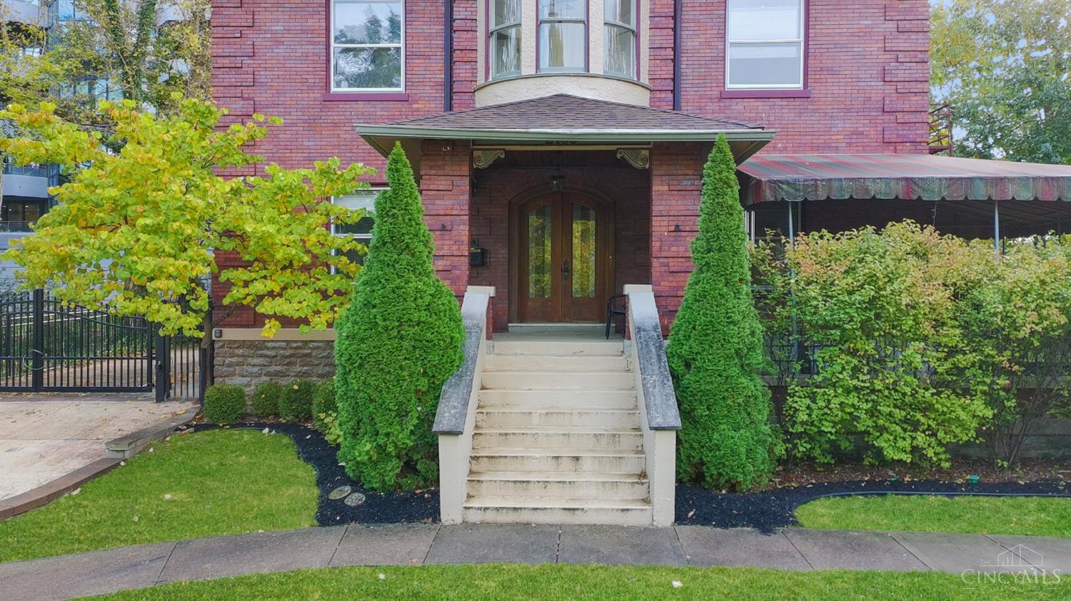 2100 St James Avenue