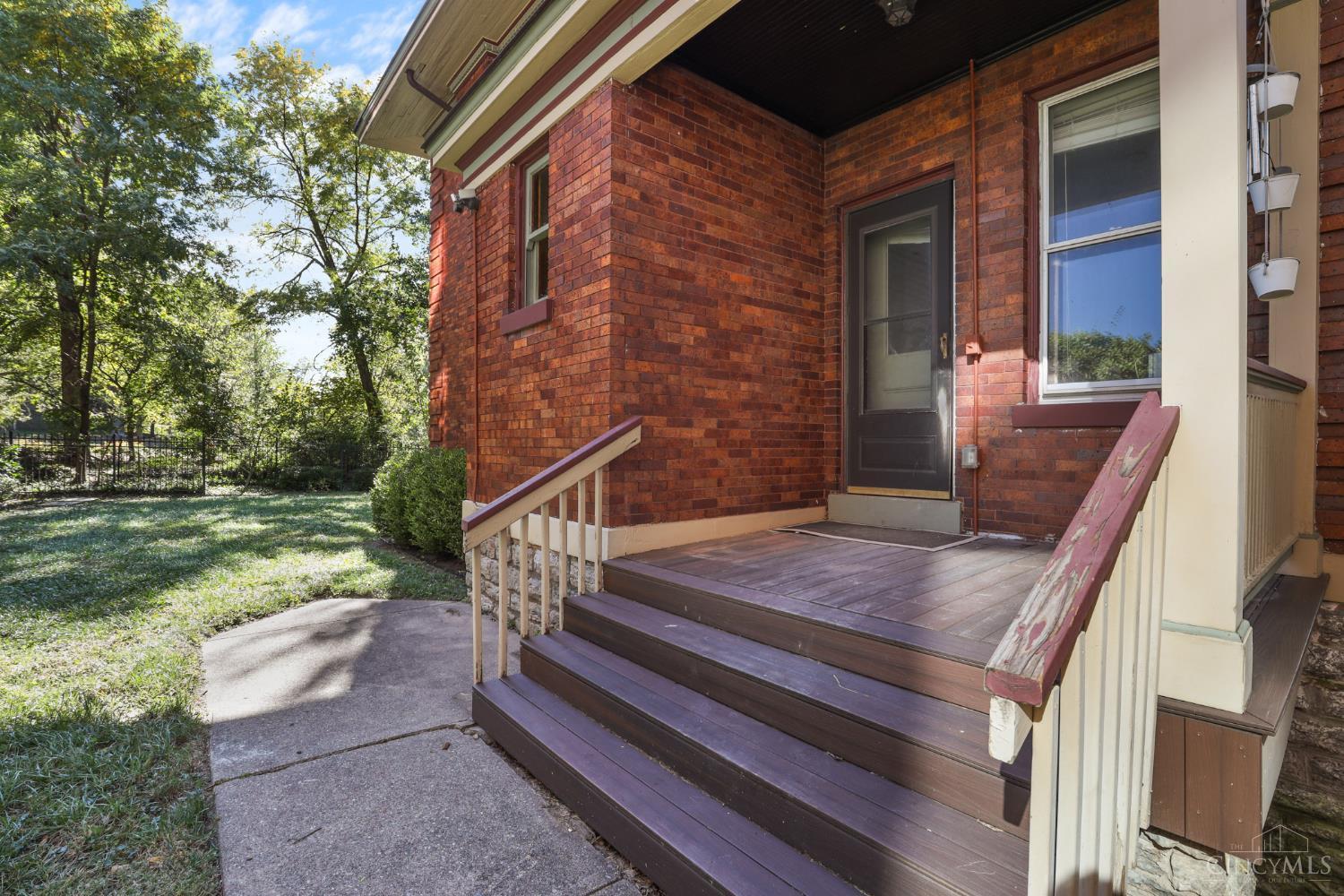 2100 St James Avenue