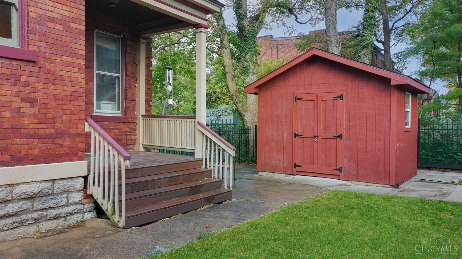 2100 St James Avenue