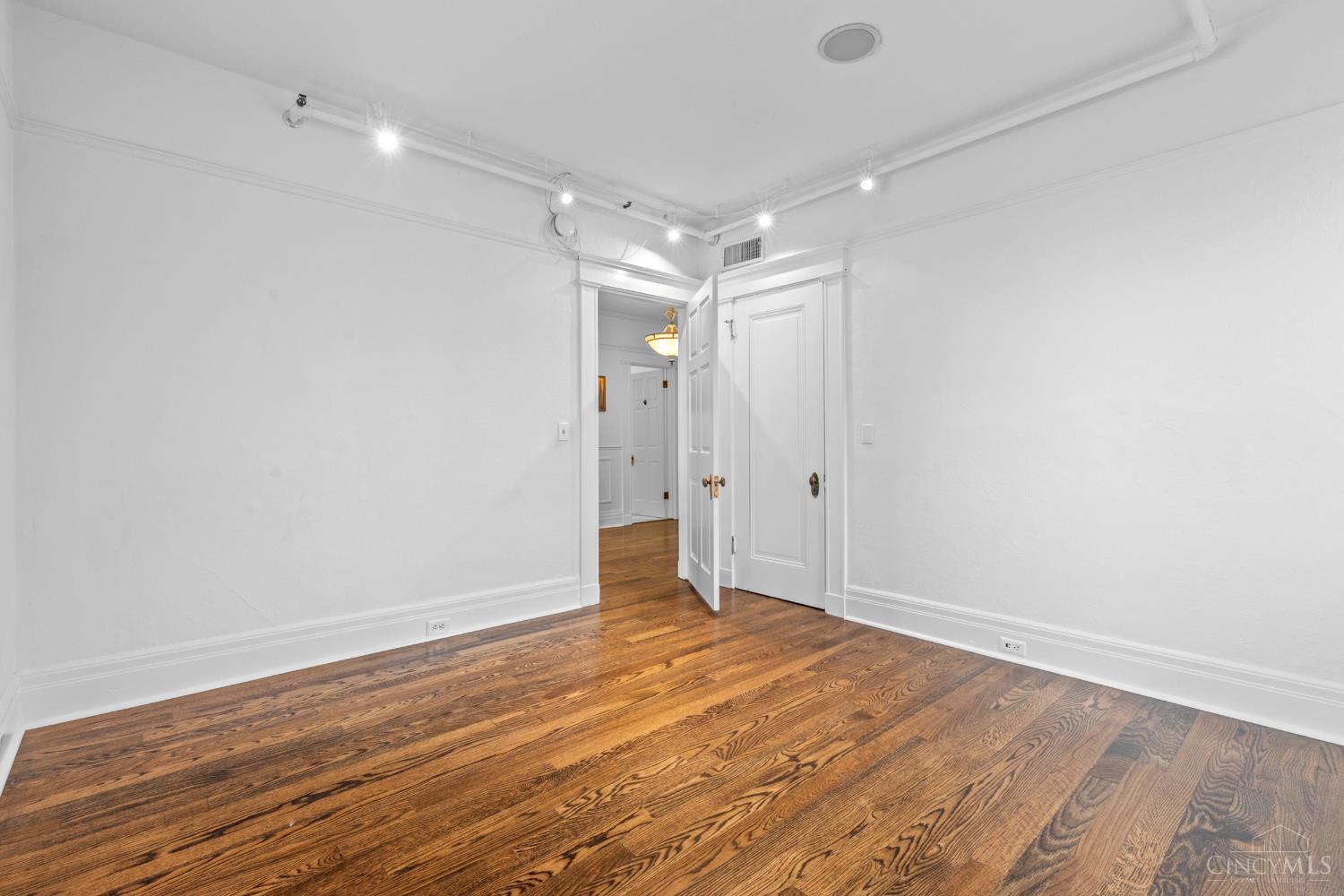 2100 St James Avenue