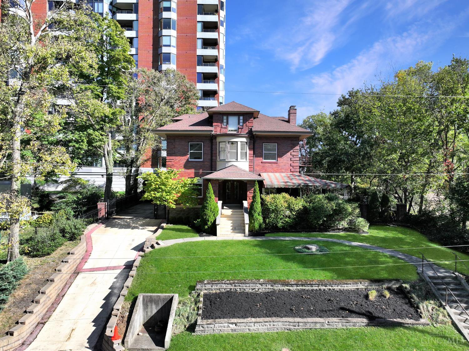 2100 St James Avenue