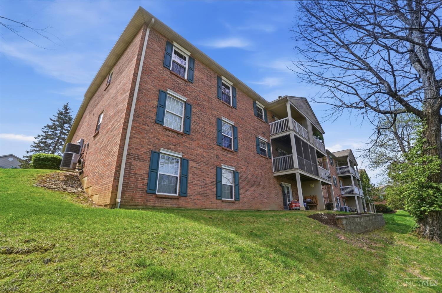 3675 W Galbraith Road 16