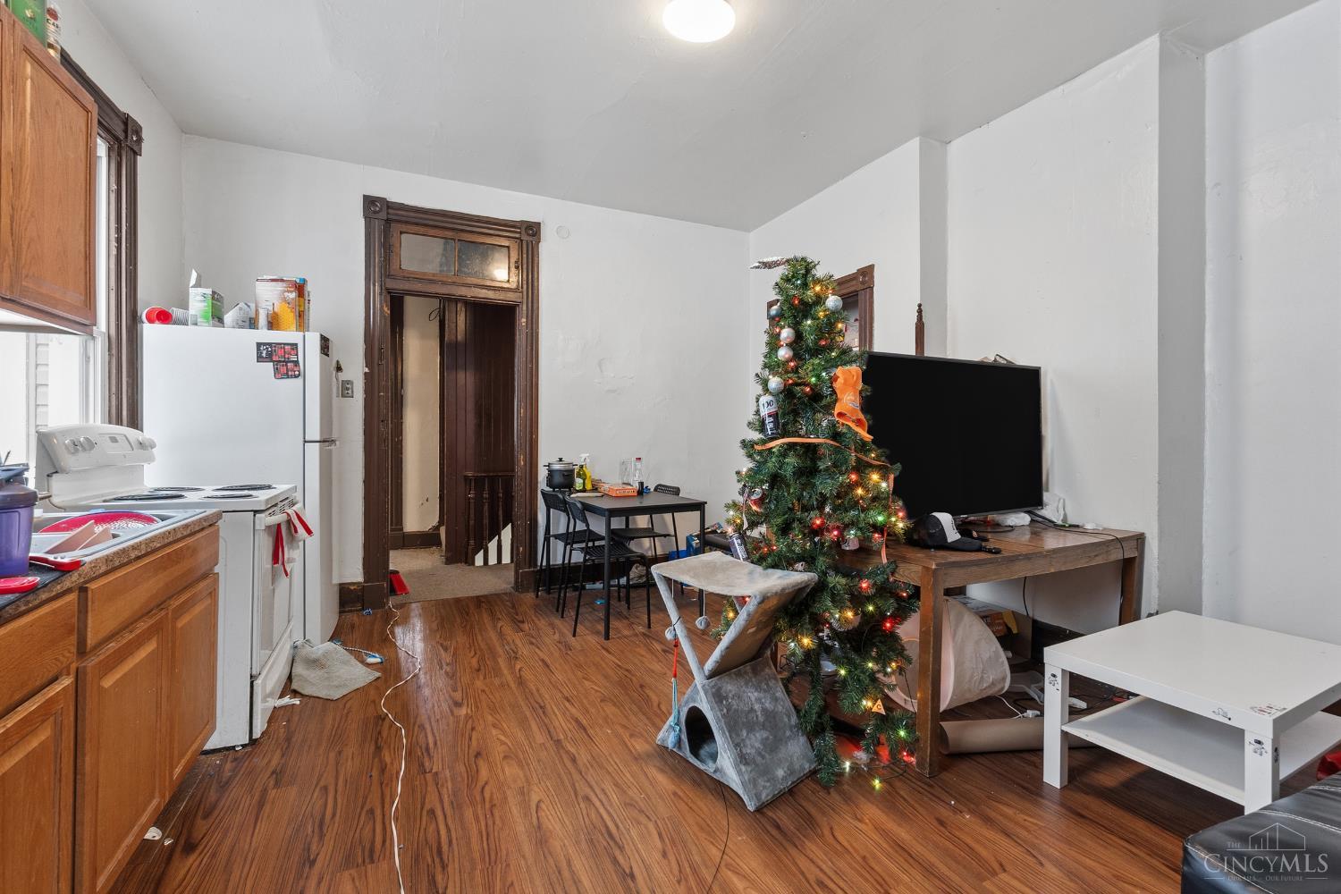 2327 Stratford Avenue