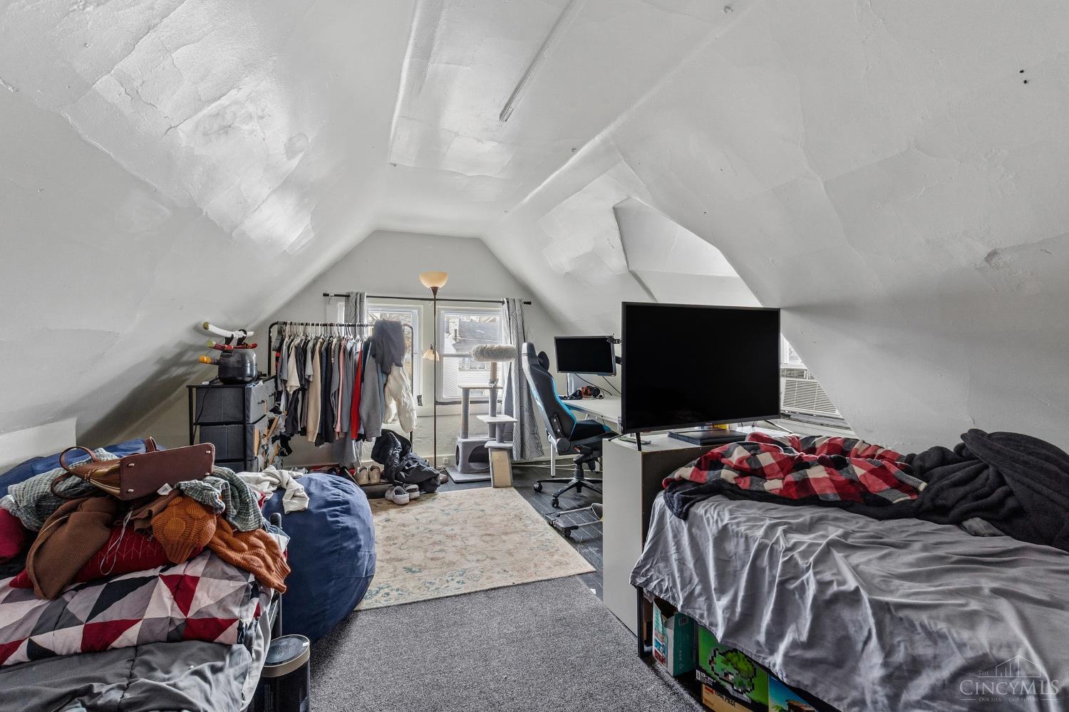 2327 Stratford Avenue