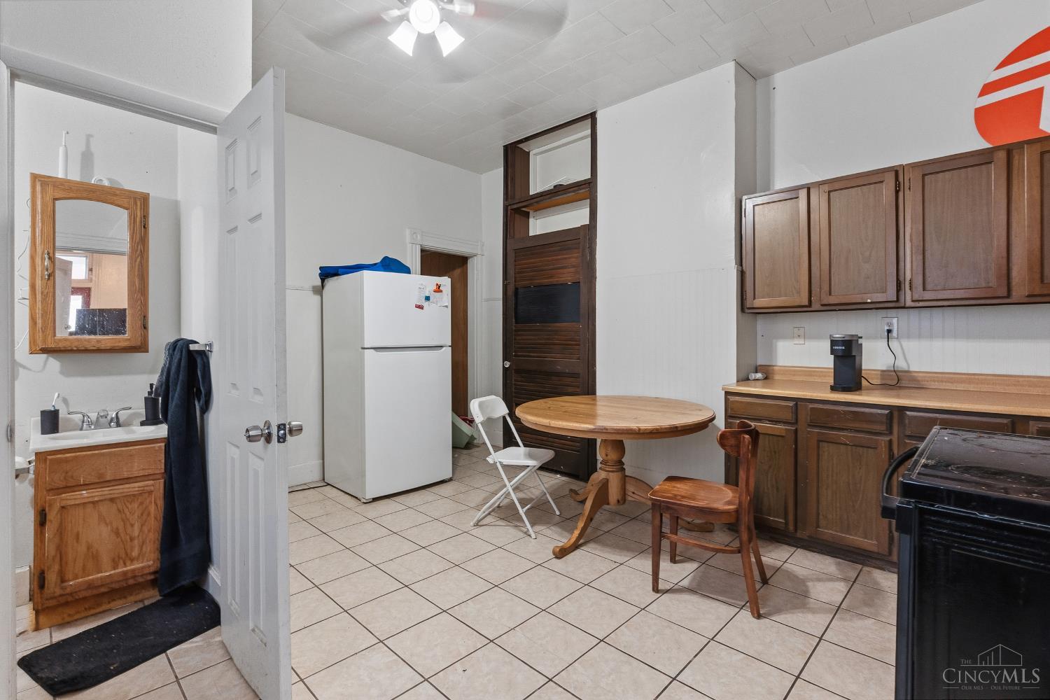 2327 Stratford Avenue