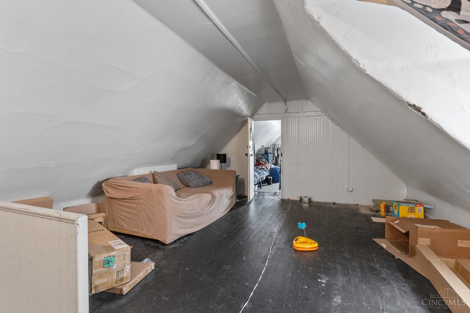 2327 Stratford Avenue