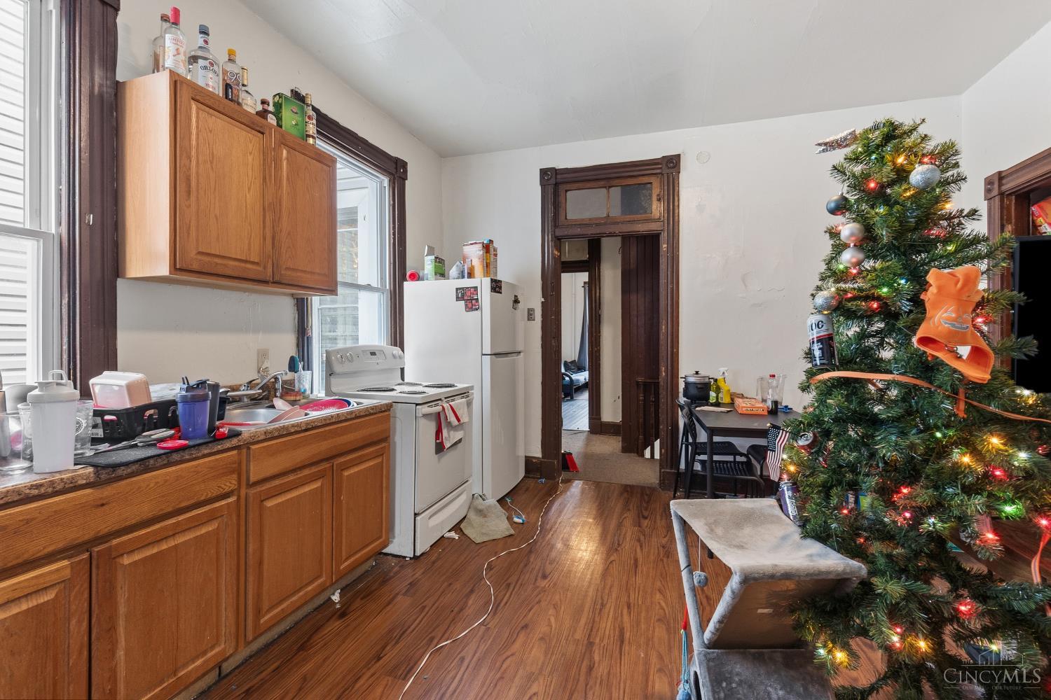 2327 Stratford Avenue