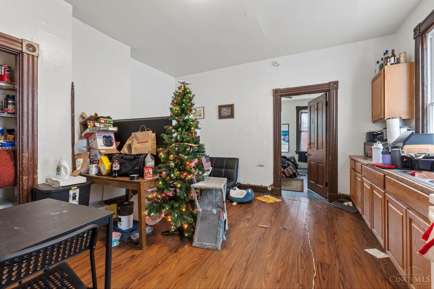 2327 Stratford Avenue