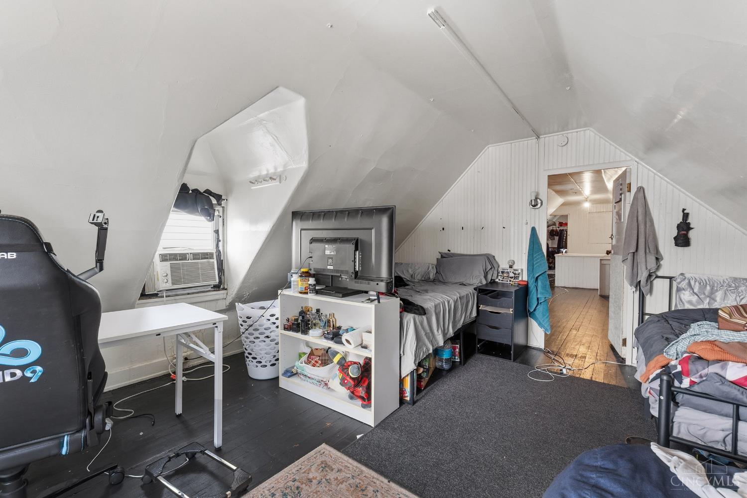 2327 Stratford Avenue