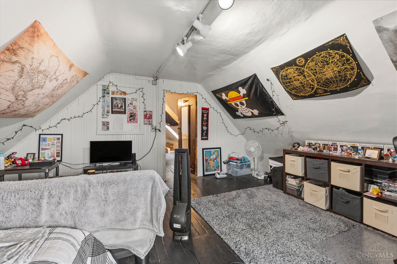 2327 Stratford Avenue