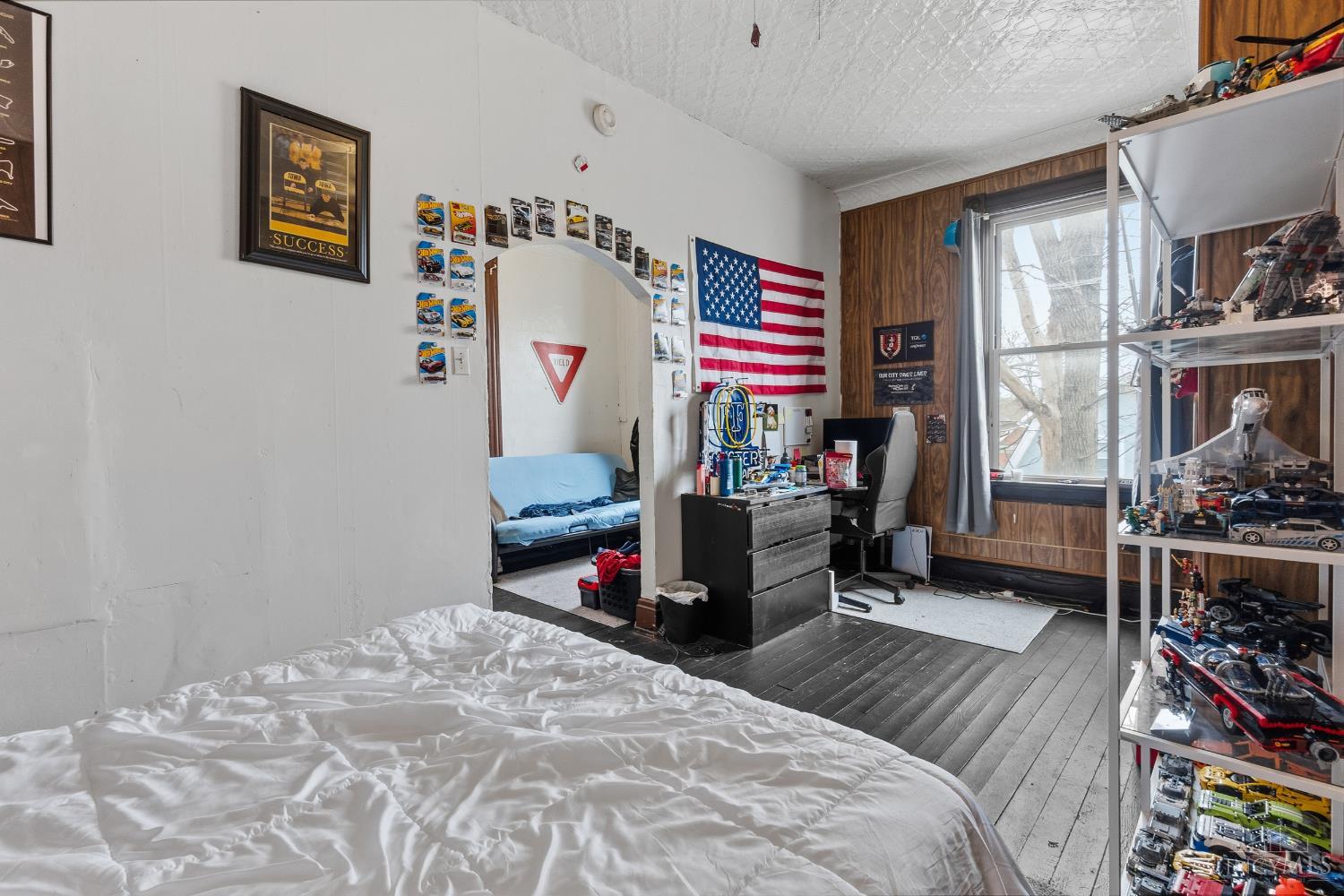 2327 Stratford Avenue