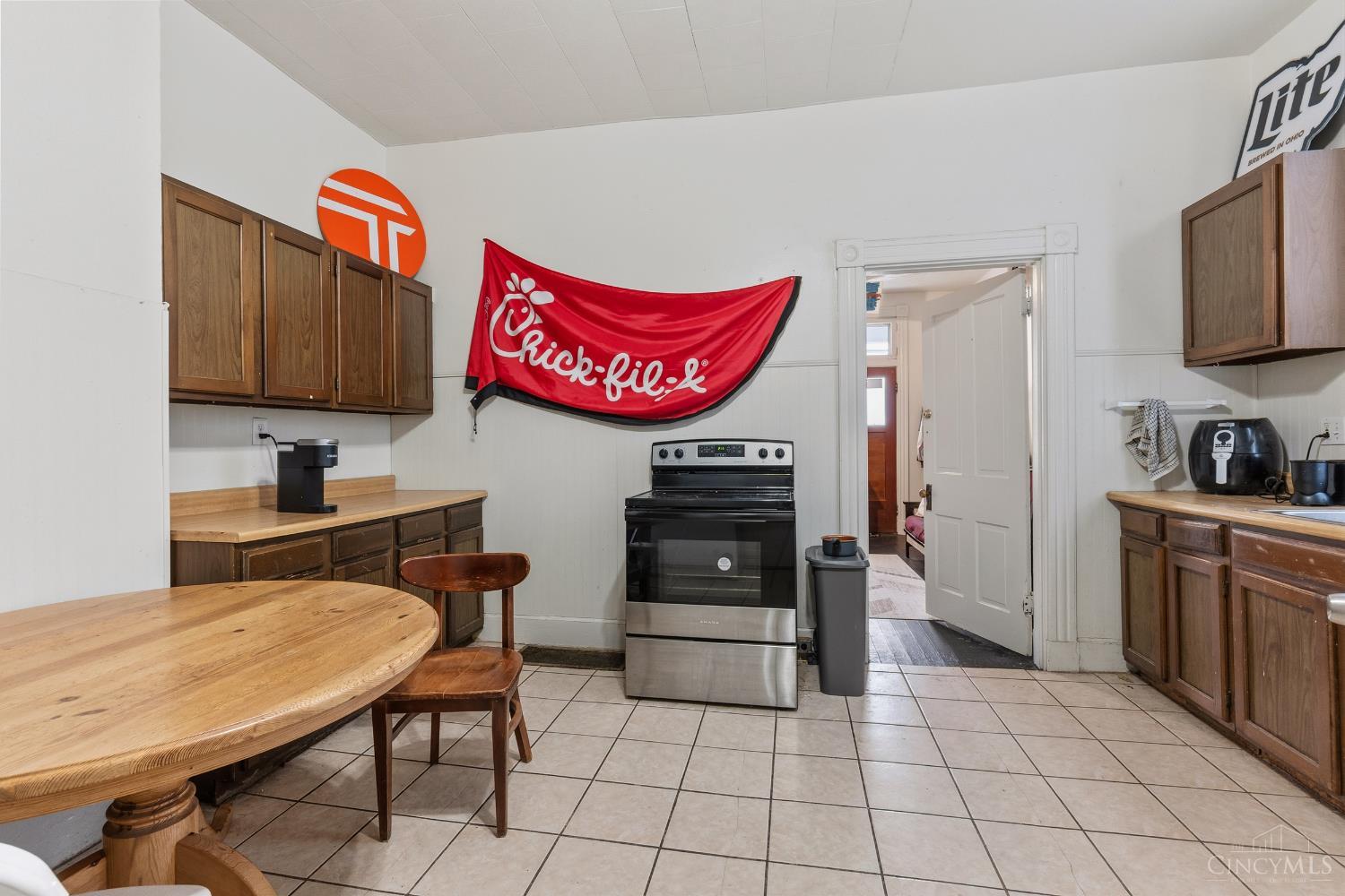 2327 Stratford Avenue