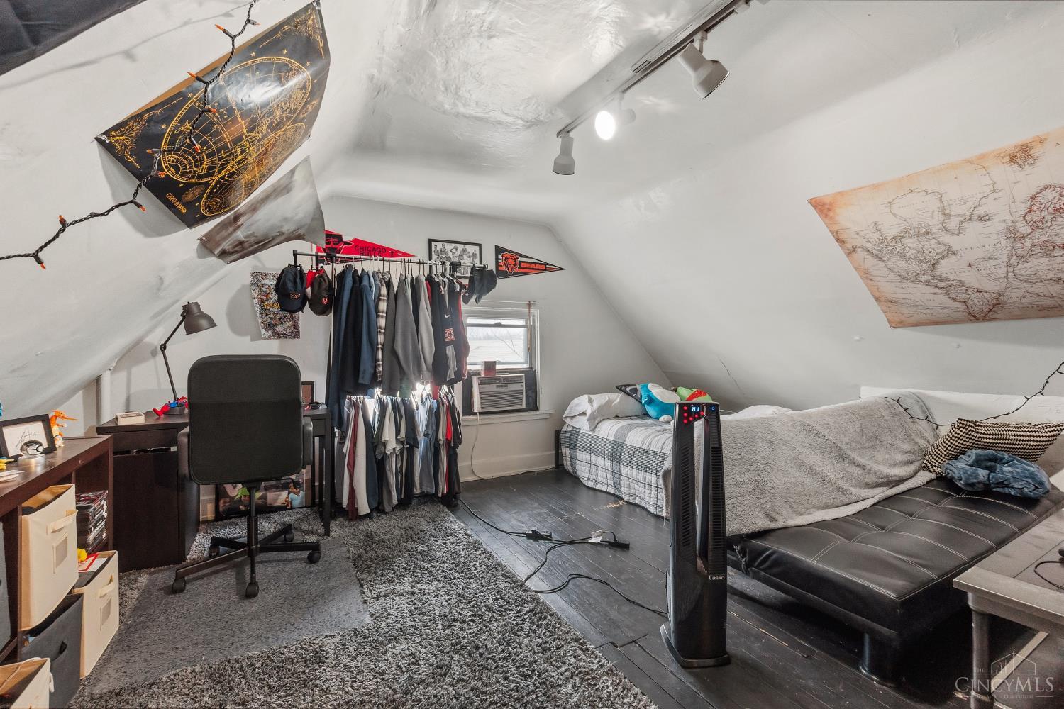 2327 Stratford Avenue