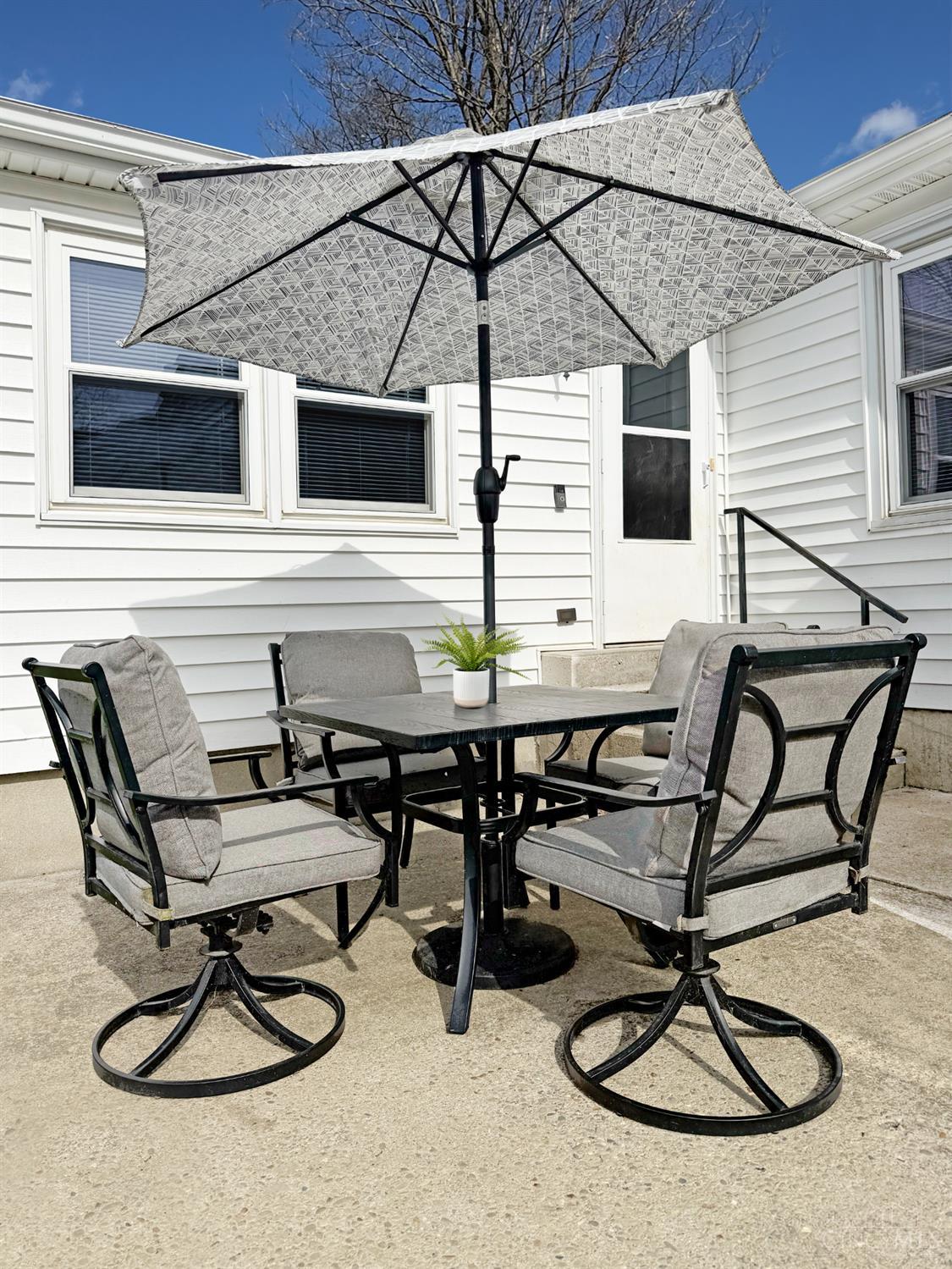 1049 New London Road