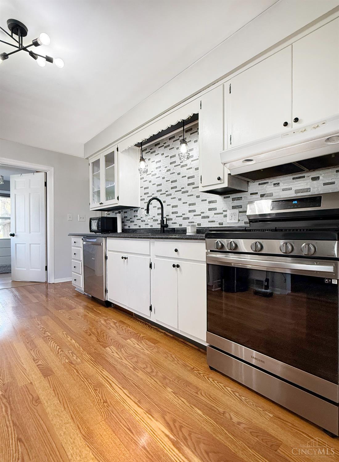 1049 New London Road