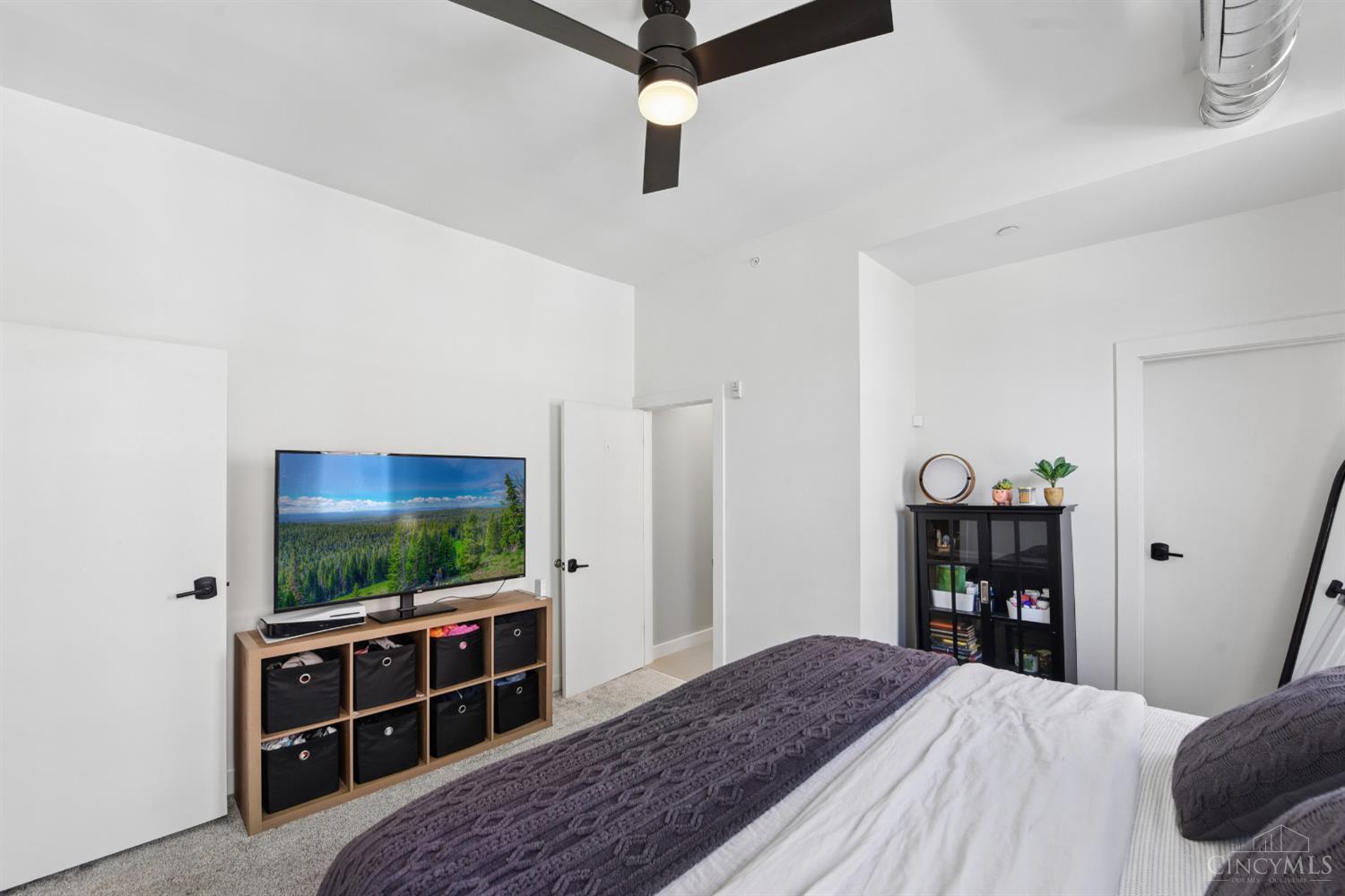 5 W Twelfth Street 1