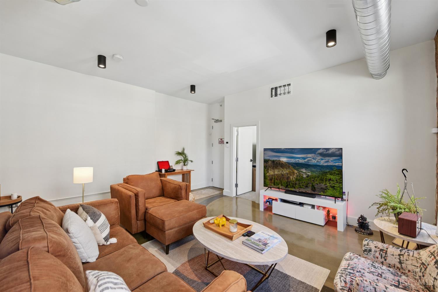 5 W Twelfth Street 1