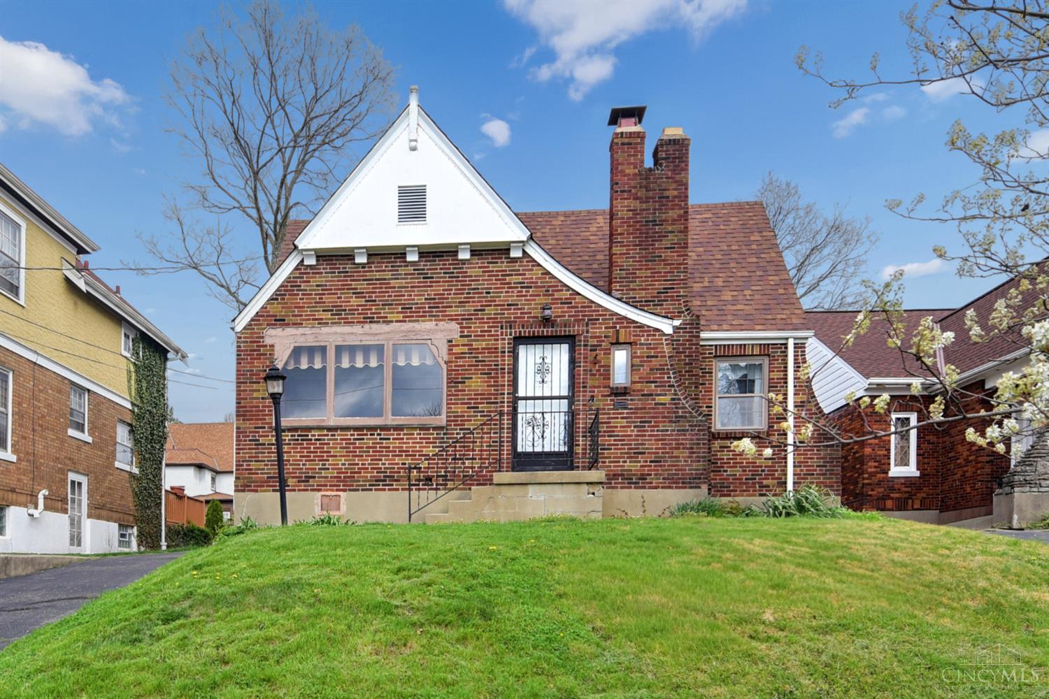 2512 Moundview Drive