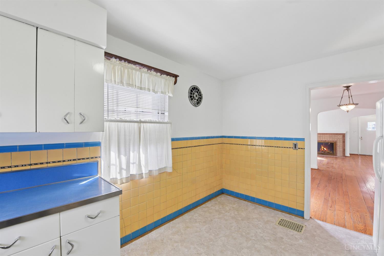 2512 Moundview Drive