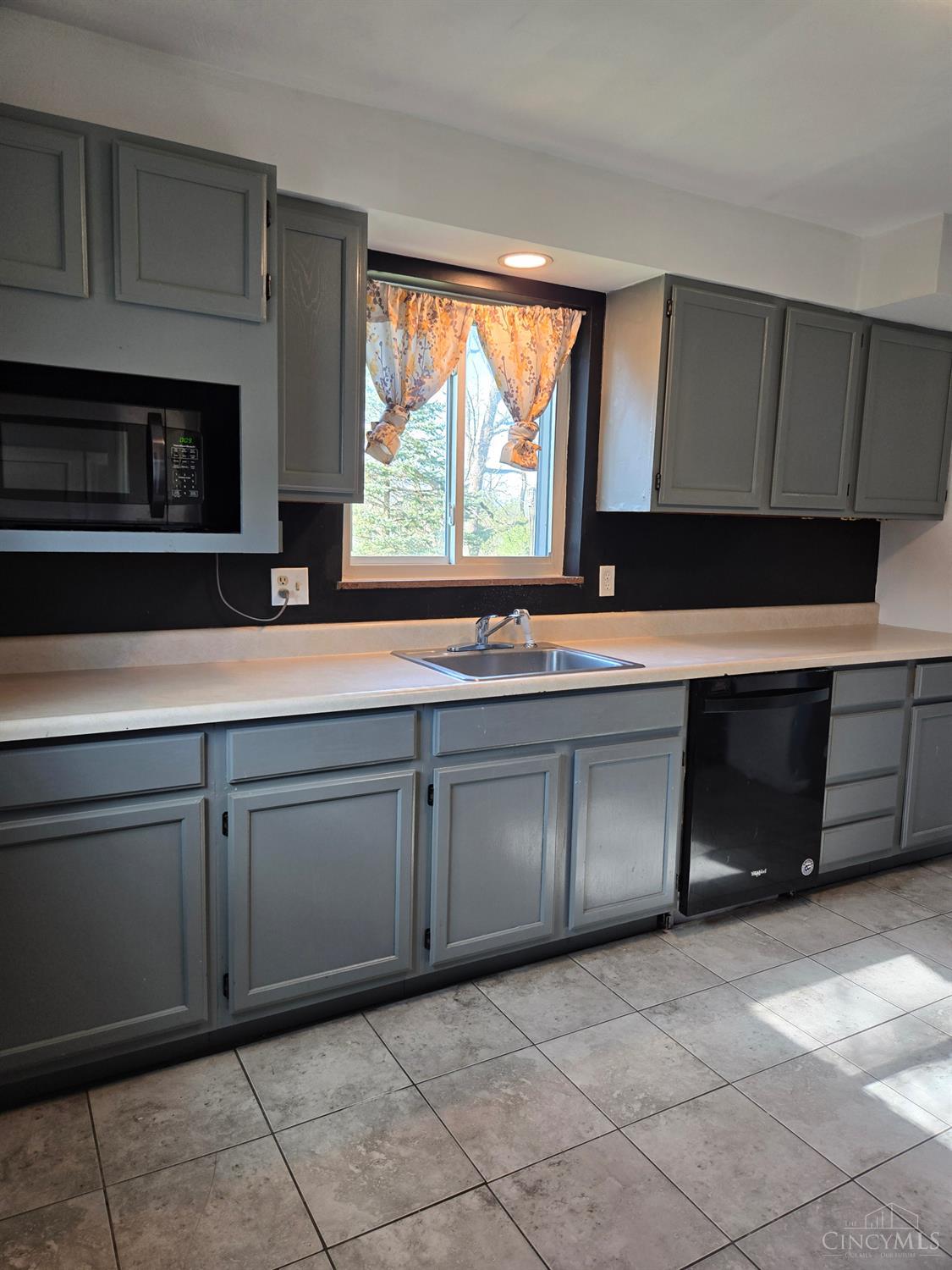 1042 Hollytree Drive