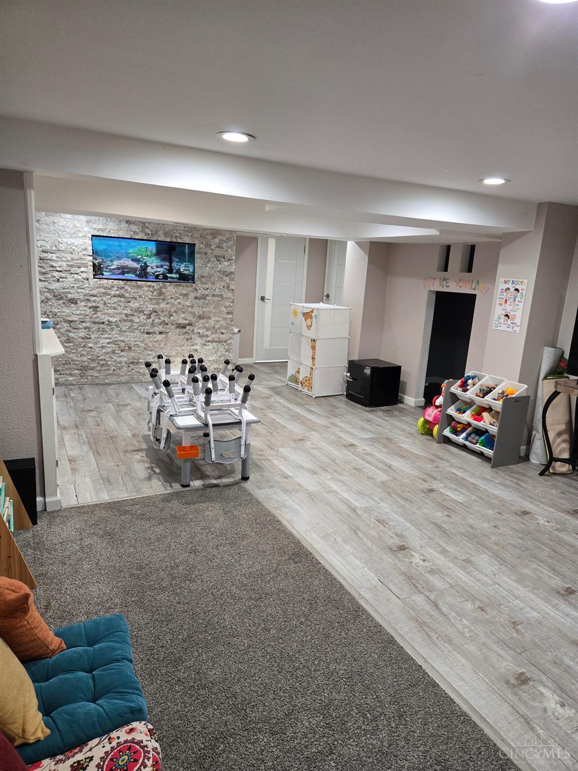 1042 Hollytree Drive