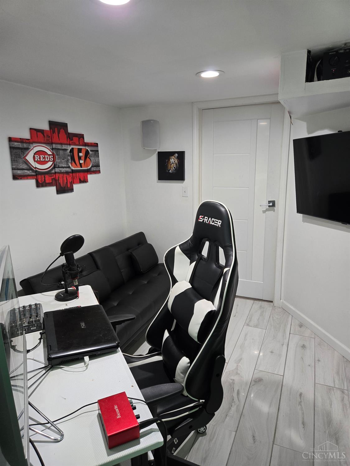 1042 Hollytree Drive