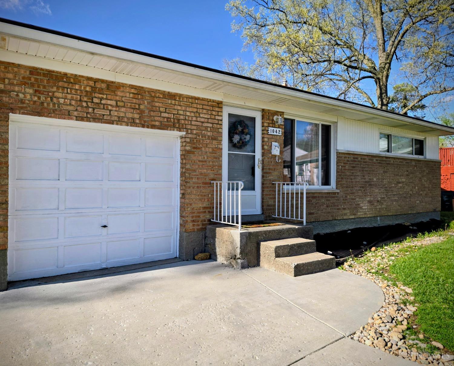 1042 Hollytree Drive