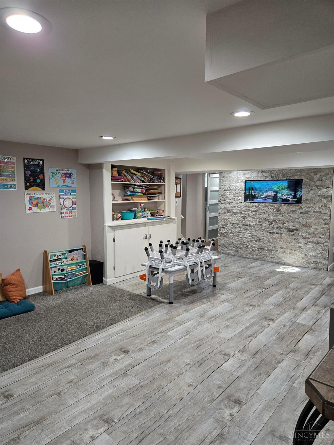 1042 Hollytree Drive