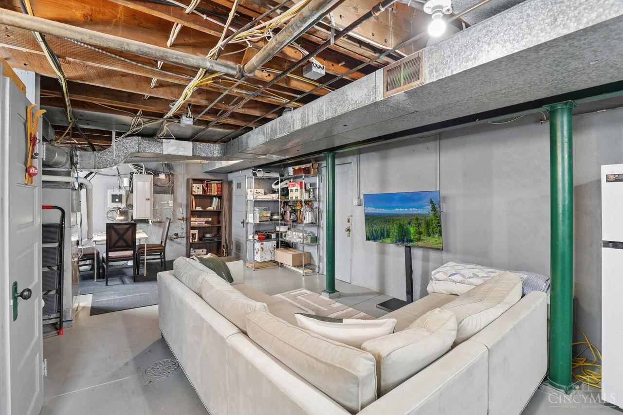 1122 Beverly Hill Drive
