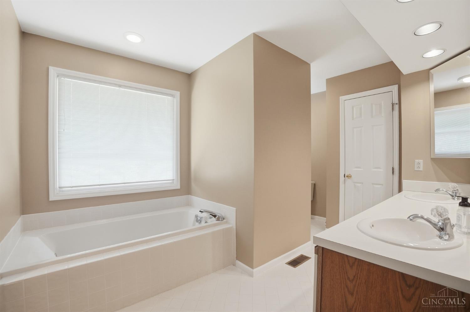 3818 Sherbrooke Drive