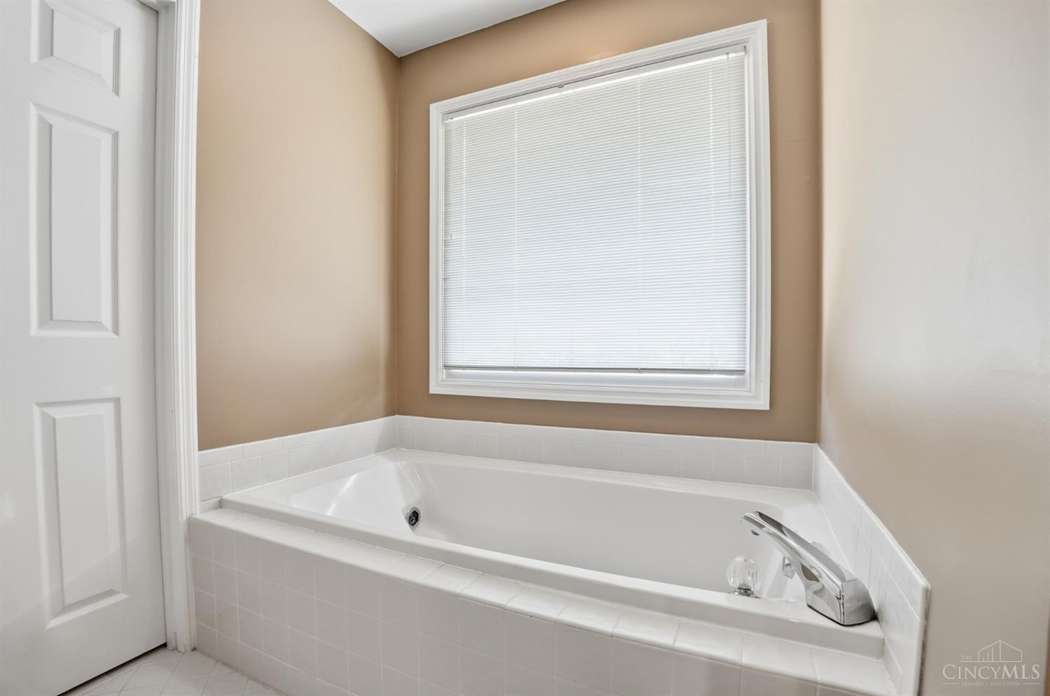 3818 Sherbrooke Drive