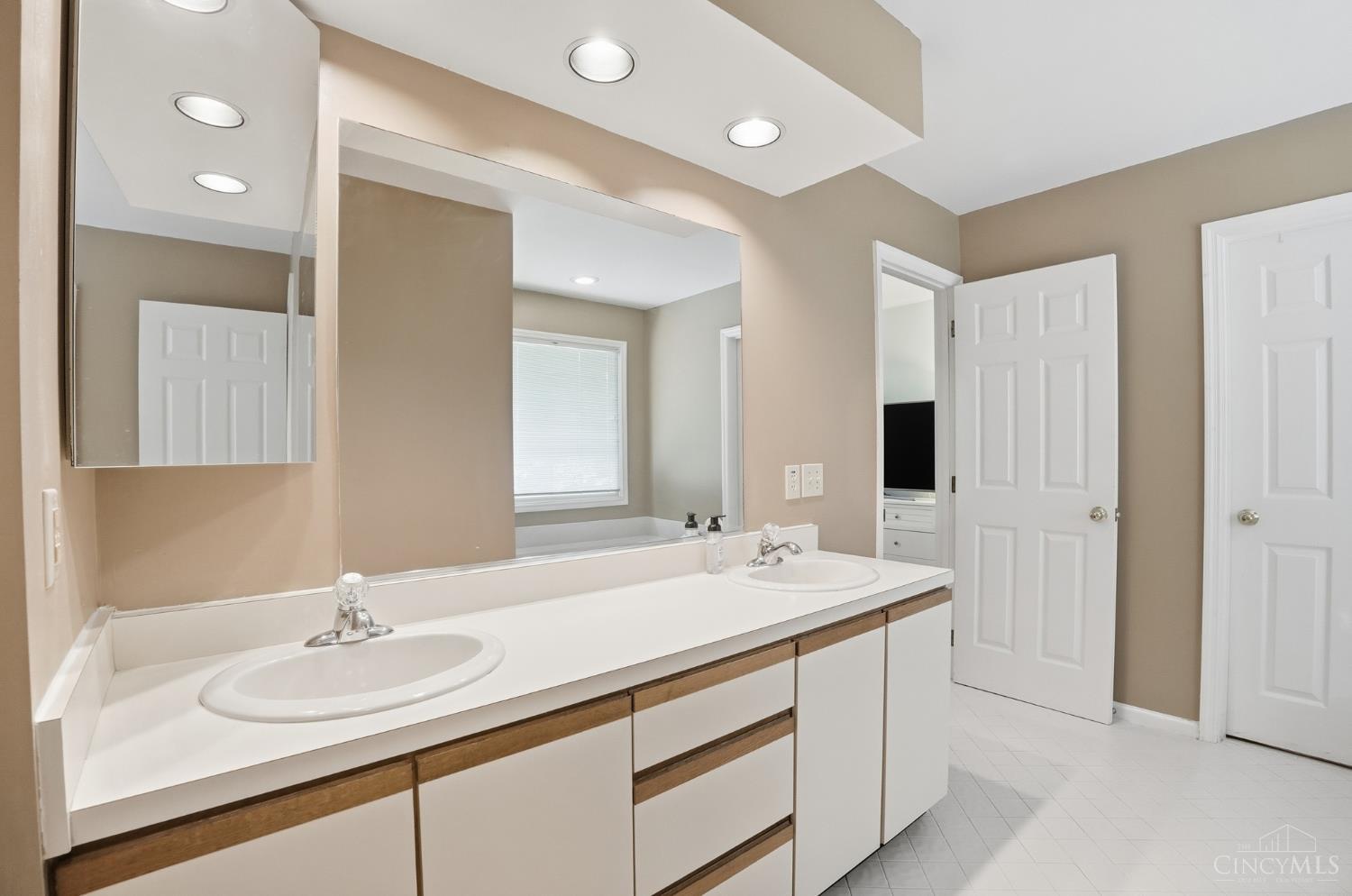 3818 Sherbrooke Drive