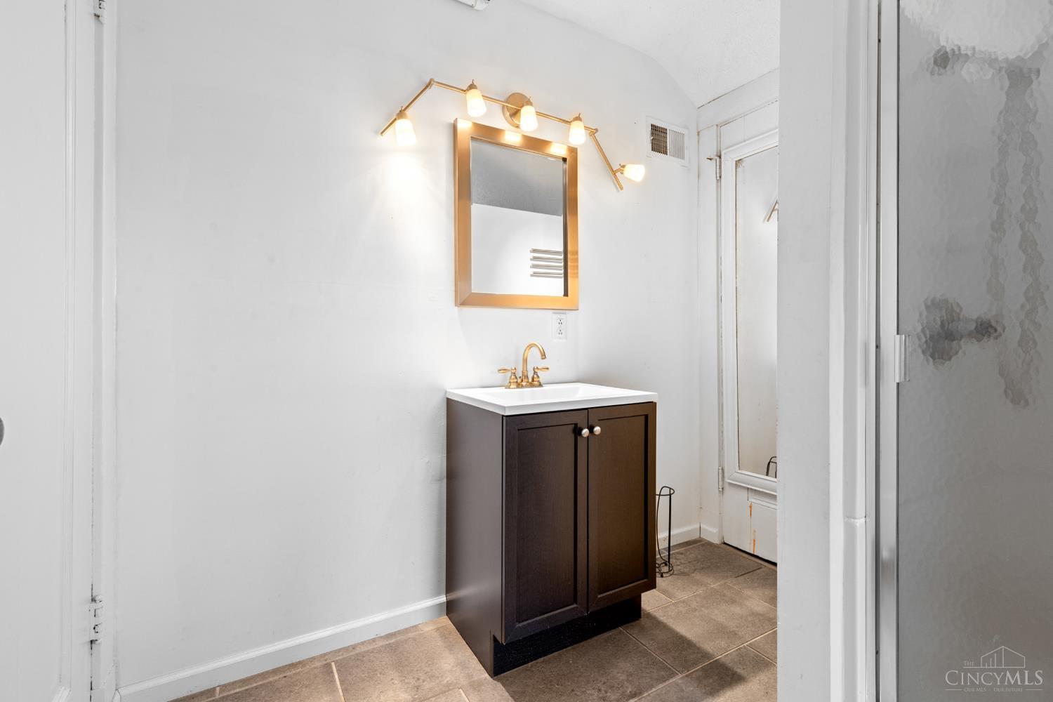 2100 St James Avenue