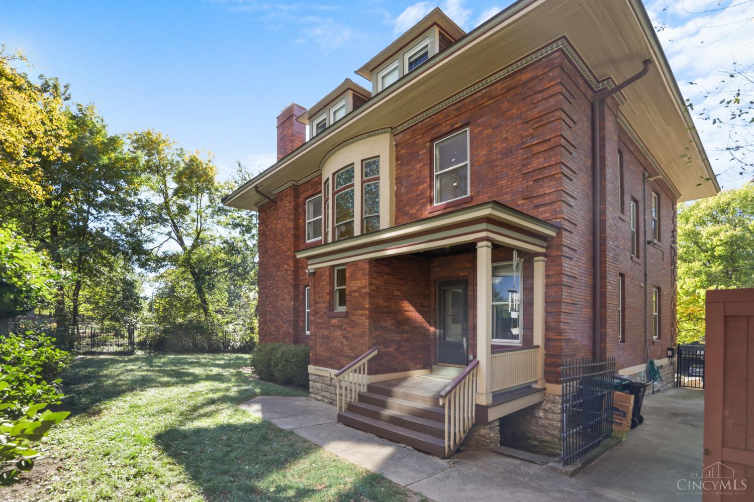 2100 St James Avenue