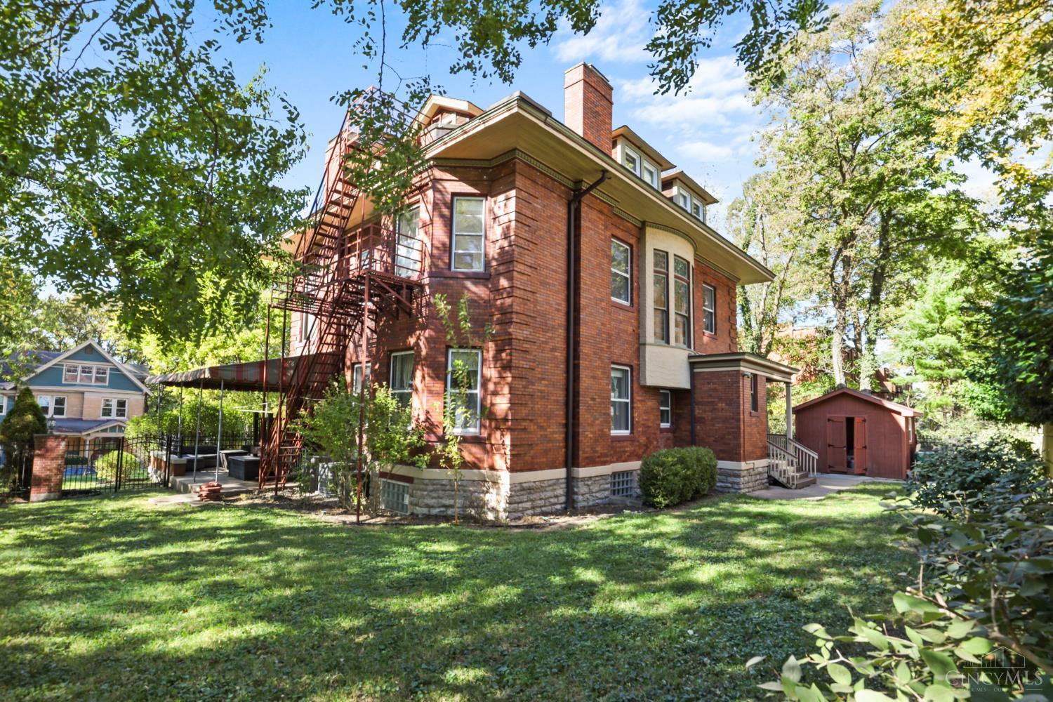 2100 St James Avenue