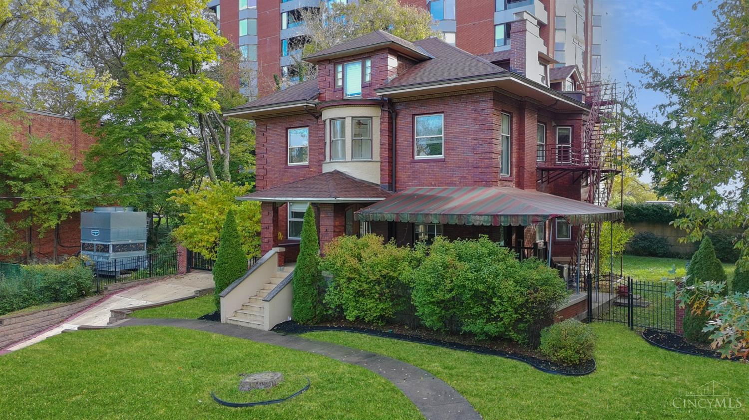 2100 St James Avenue