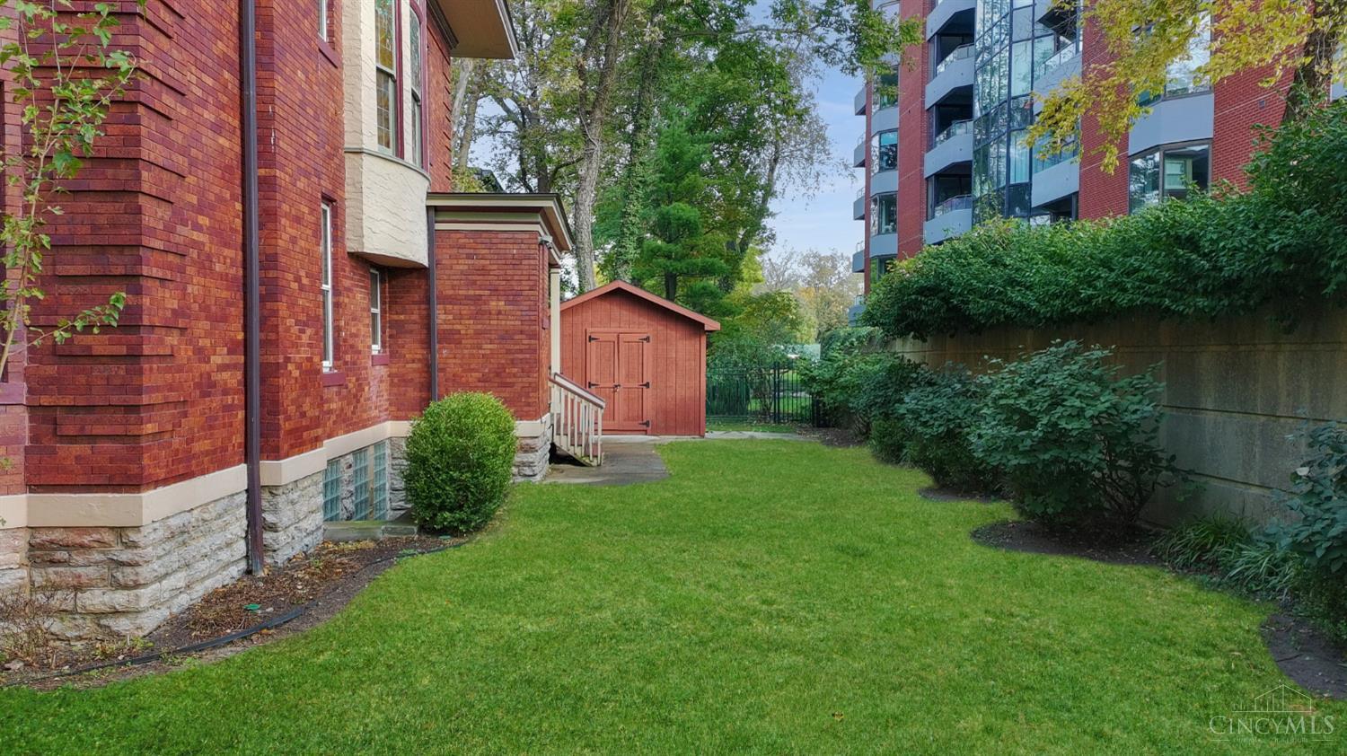 2100 St James Avenue