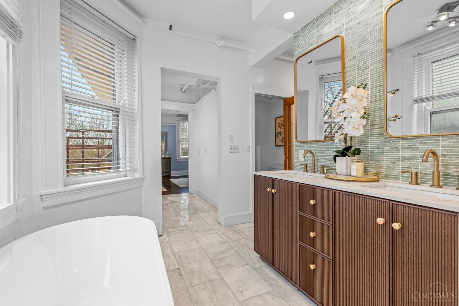 2100 St James Avenue