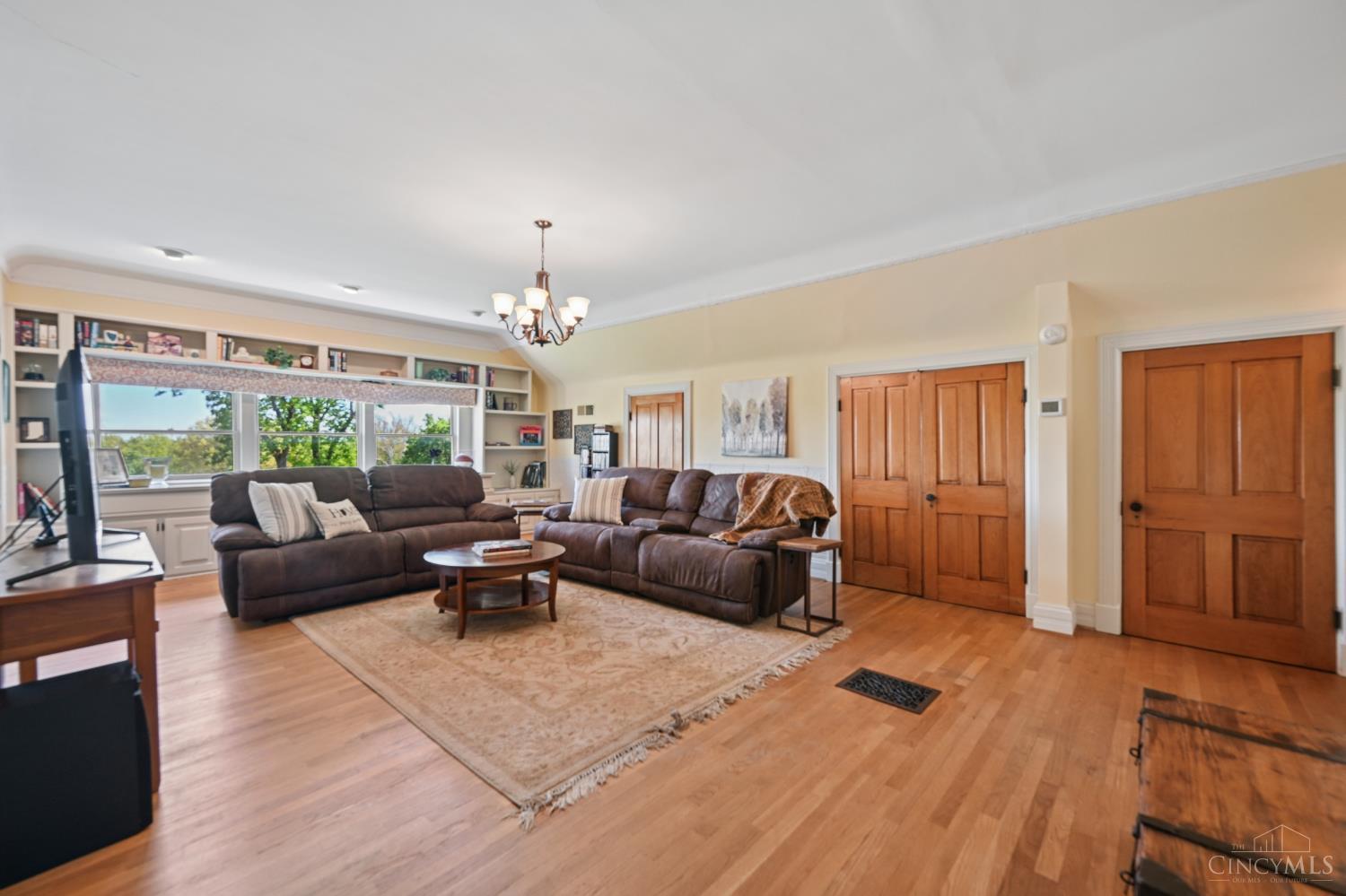 835 Ivy Avenue