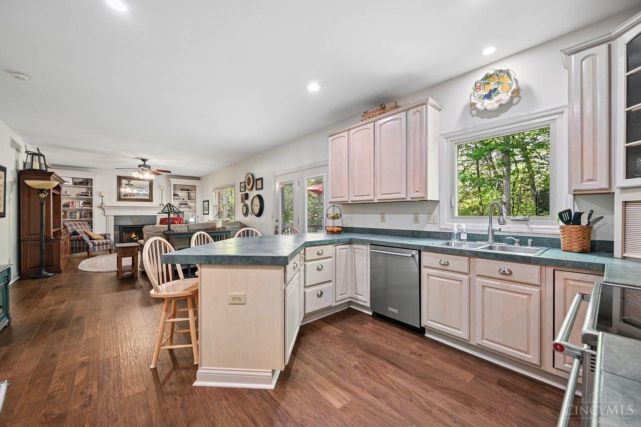 6879 Crown Pointe Drive