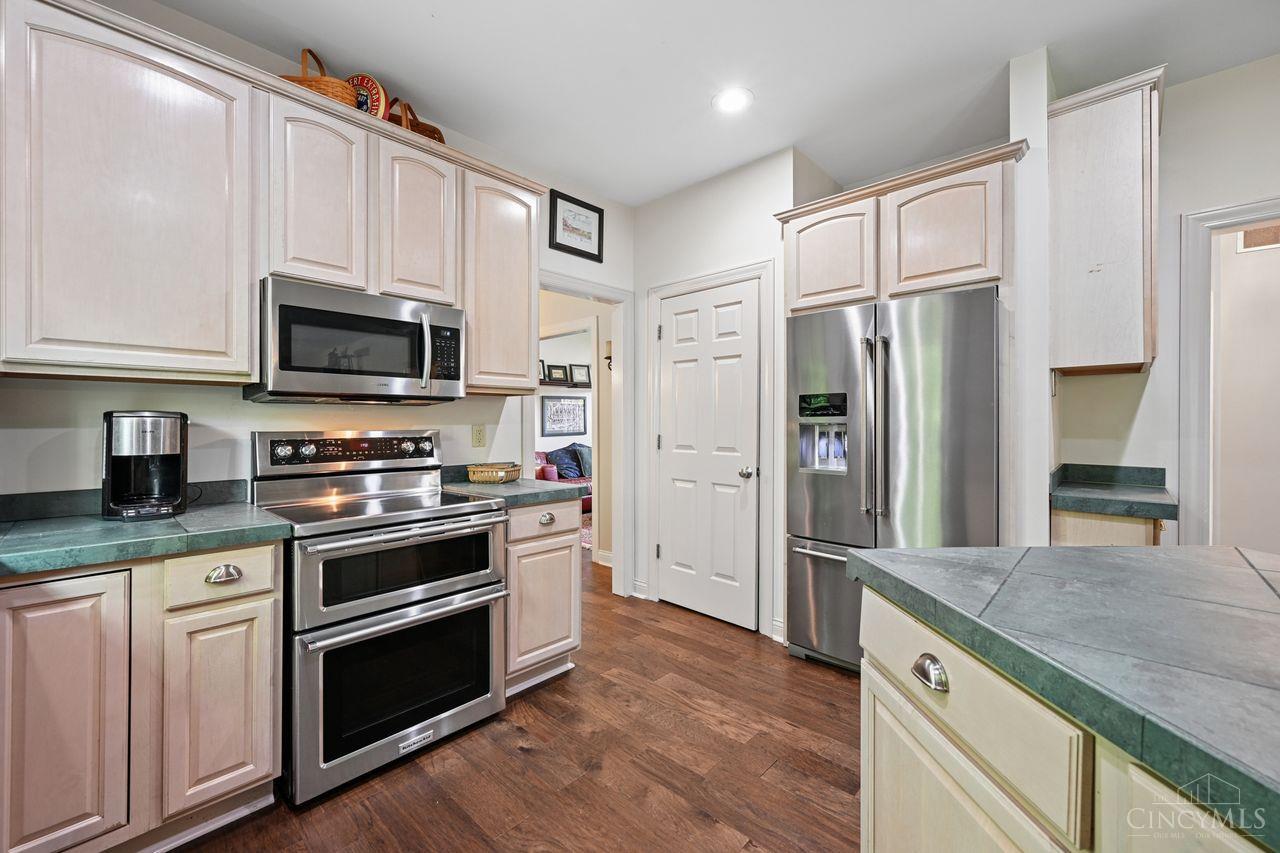 6879 Crown Pointe Drive