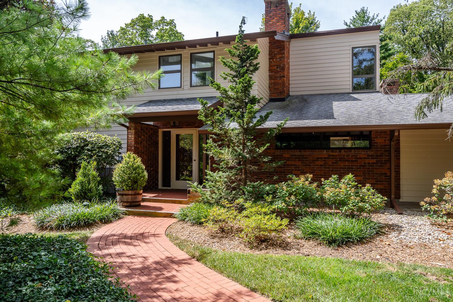 4 Lexington Circle