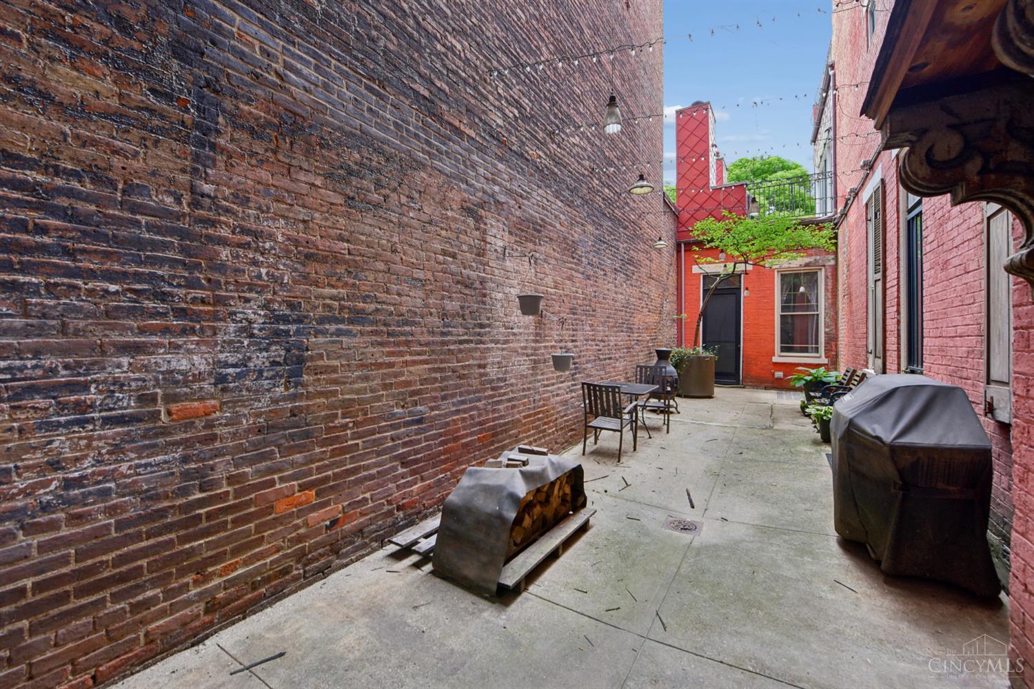 1427 Main Street 1