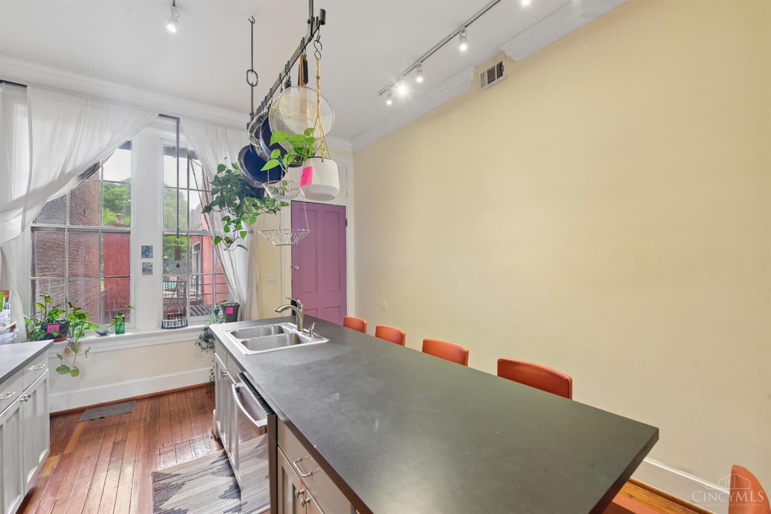 1427 Main Street 1