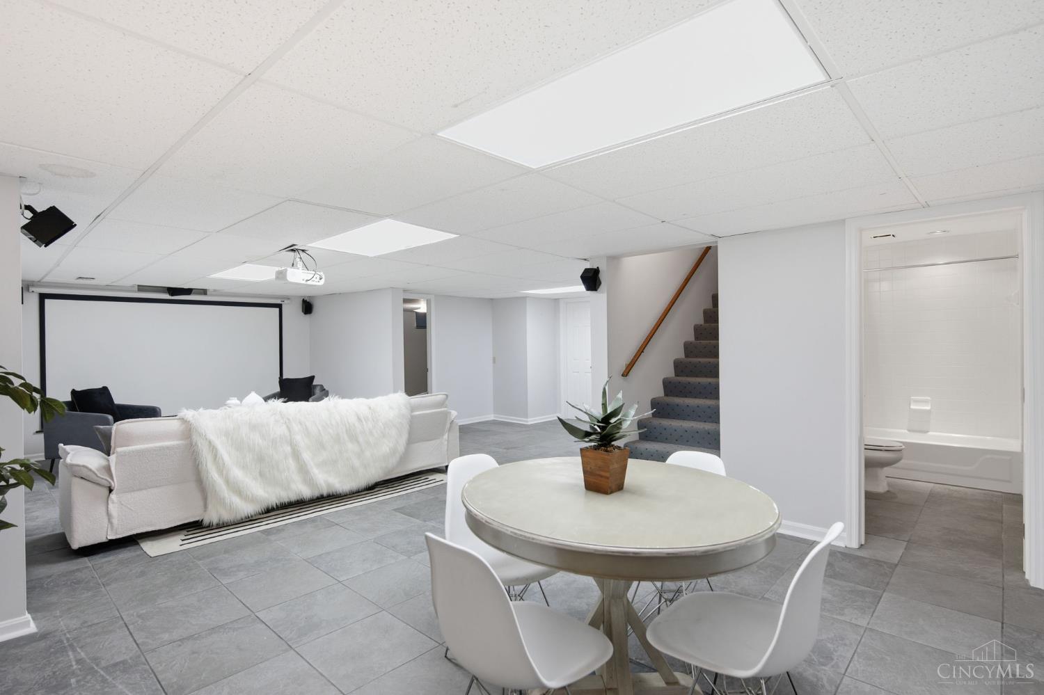 9486 Oakhurst Court